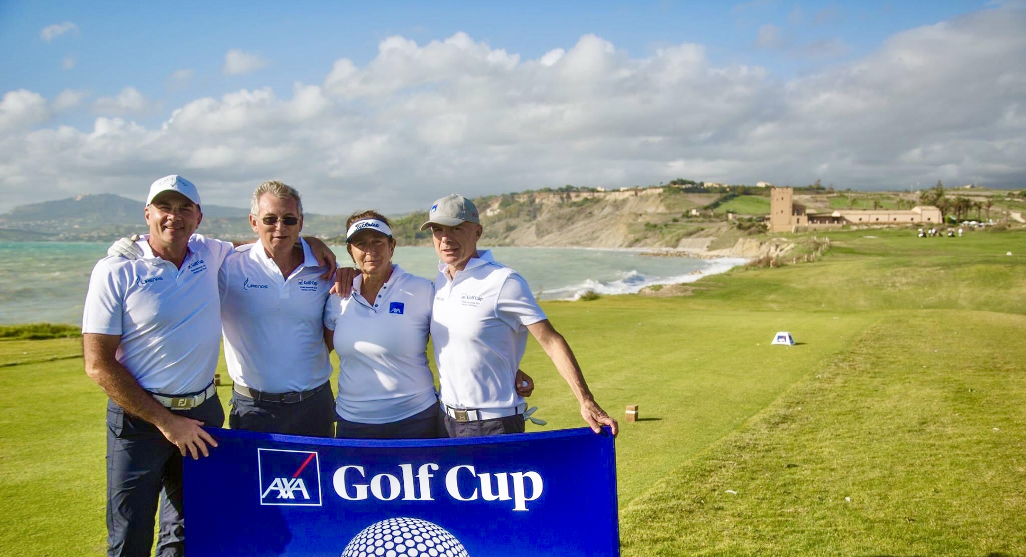 Giocatori AXA Golf Cup insieme su un campo affacciato sul mare