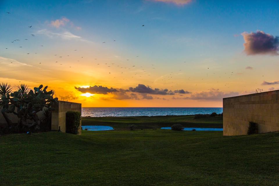 Il tramonto sul mare da una location del circuito